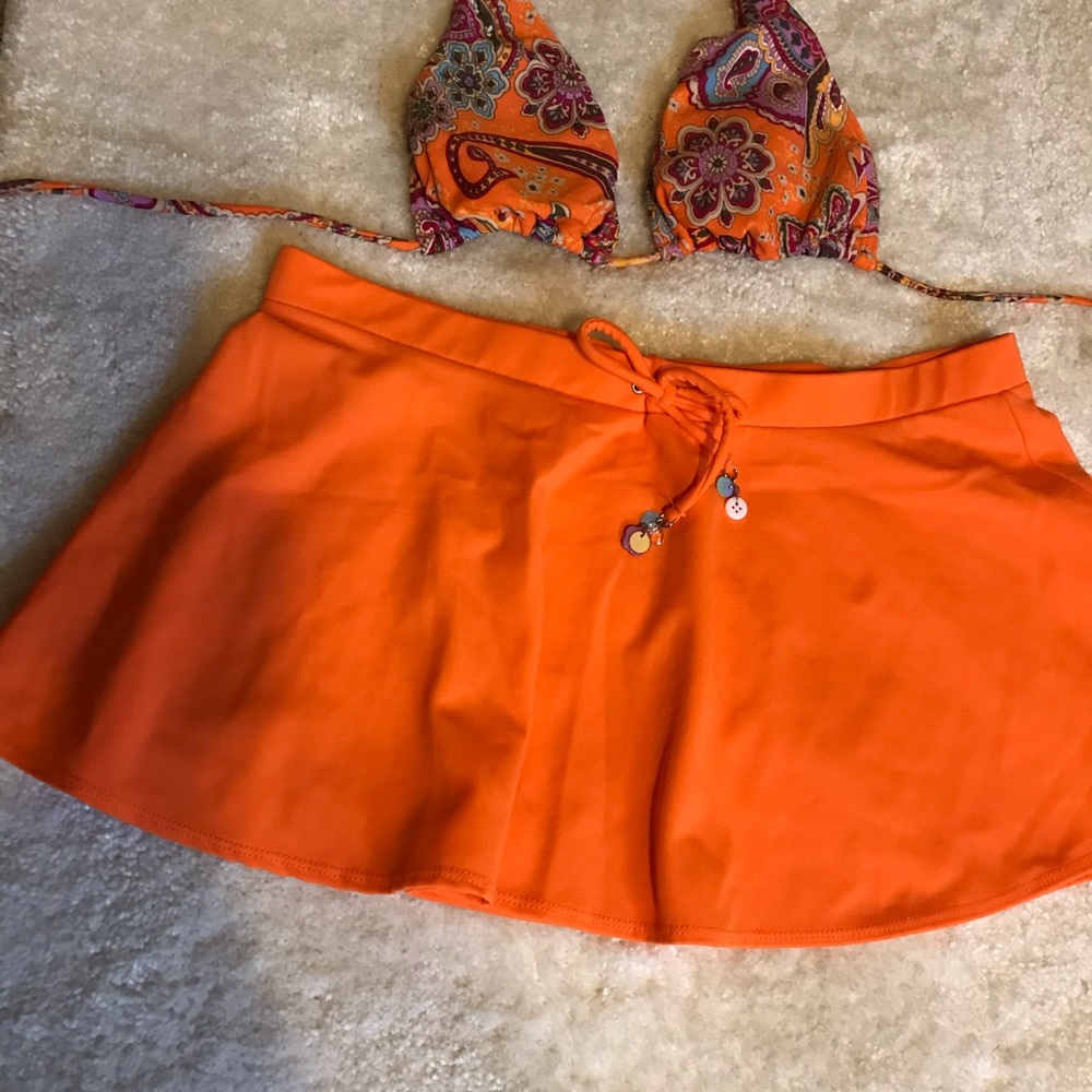Bathing suit top with skirt